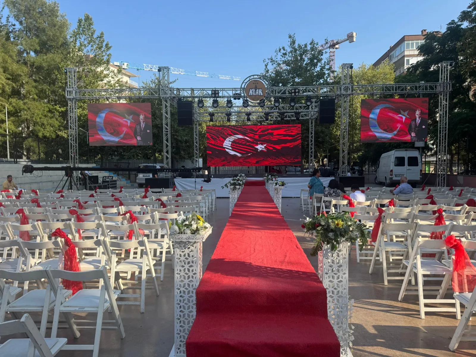 Kırmızı halılı tören alanı